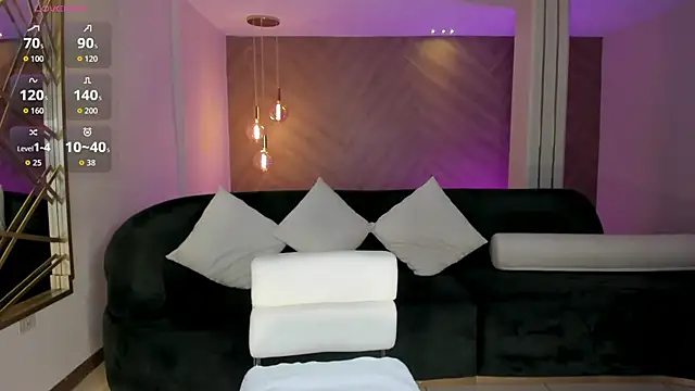 NiaHolland online show from April 10, 7:43 pm