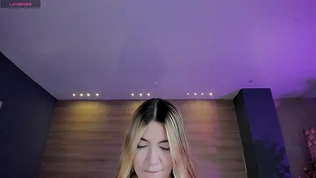 NiaHolland online show from April 22, 6:14 pm