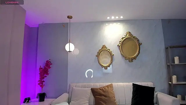 NiaHolland online show from April 20, 5:36 pm