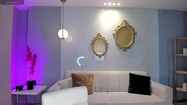 NiaHolland online show from April 14, 8:03 pm