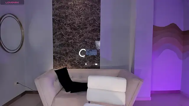 NiaHolland online show from February 28, 5:45 pm