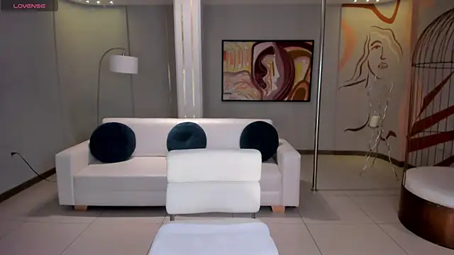 NiaHolland online show from April 3, 8:15 pm