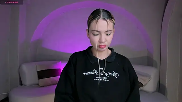 NiaHolland online show from October 27, 11:33 am