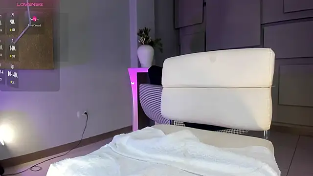 NiaHolland online show from December 13, 8:04 pm