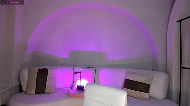 NiaHolland online show from October 29, 7:35 pm