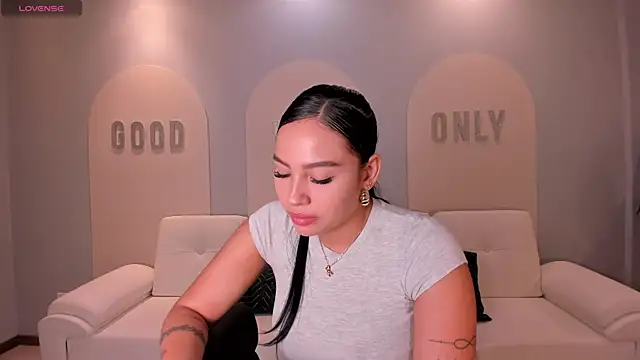 MollyJones  online show from June 17, 7:24 pm