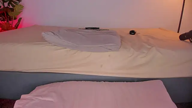 hot booty  online show from May 1, 9:09 pm