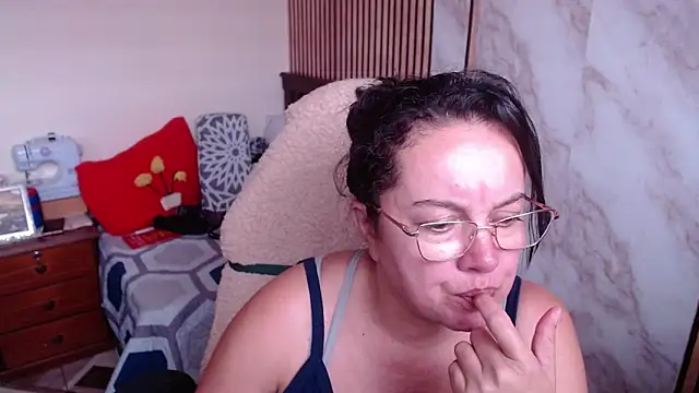 Sonialorens  online show from February 13, 8:20 pm