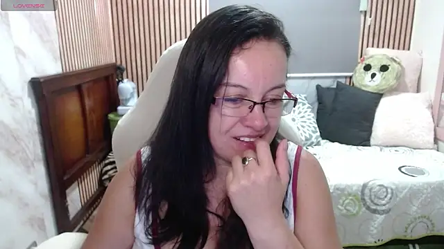 Snapshot of Sonialorens_ chatting on June 6, 9:20 pm Sonialorens online show from June 6, 9:20 pm
