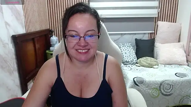 Snapshot of Sonialorens_ chatting on June 7, 11:10 pm Sonialorens online show from June 7, 11:10 pm