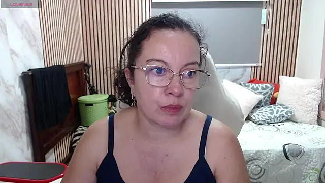 Sonialorens  online show from May 18, 9:52 pm