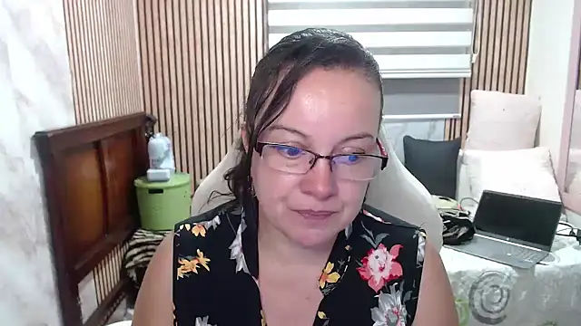 Snapshot of Sonialorens_ chatting on June 9, 8:21 pm Sonialorens online show from June 9, 8:21 pm