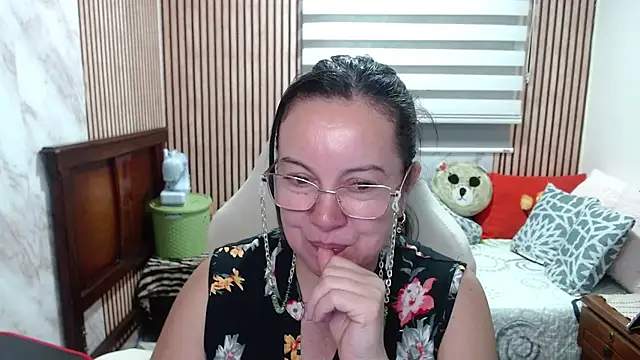 Sonialorens  online show from May 4, 10:23 pm