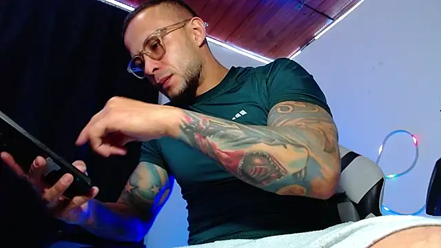 Snapshot of sebastian_horny chatting on November 15, 8:18 am sebastian horny online show from November 15, 8:18 am