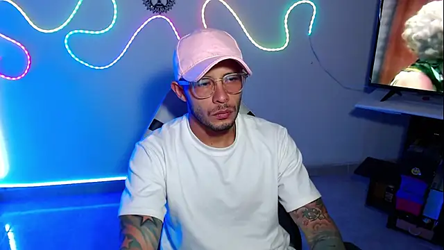 Snapshot of sebastian_horny chatting on September 13, 10:37 am sebastian horny online show from September 13, 10:37 am