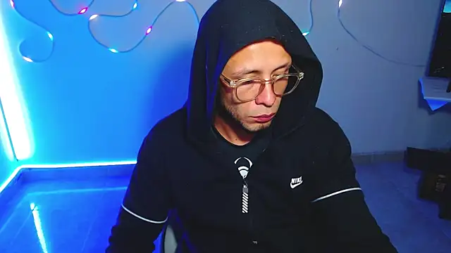 Snapshot of sebastian_horny chatting on December 4, 6:23 am sebastian horny online show from December 4, 6:23 am