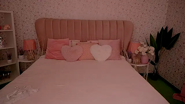 MirandaHobbs online show from October 2, 7:23 am