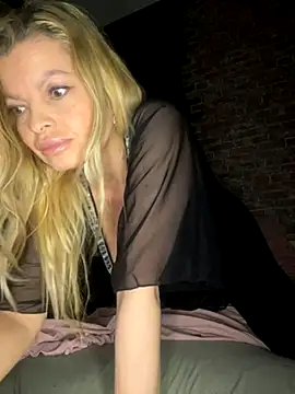 Snapshot of Lisavontease chatting on October 18, 4:03 am Lisavontease online show from October 18, 4:03 am