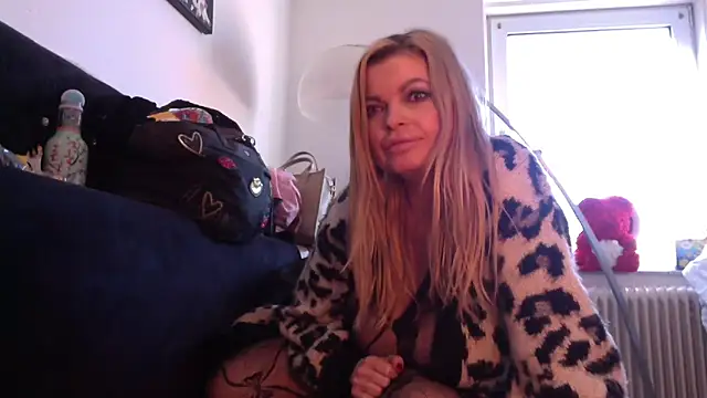 Snapshot of Lisavontease chatting on March 1, 10:37 am Lisavontease online show from March 1, 10:37 am