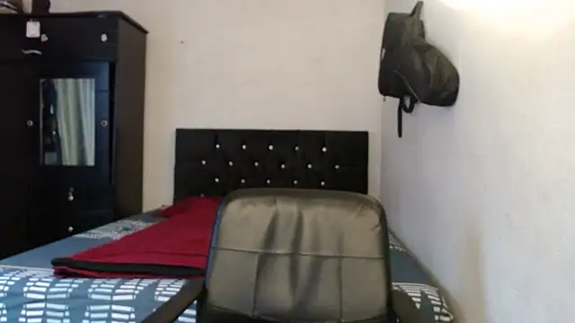 suckmydickbitch97 online show from October 14, 11:11 am
