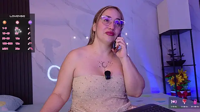 Snapshot of hotpawgmilf chatting on June 14, 12:29 am hotpawgmilf online show from June 14, 12:29 am