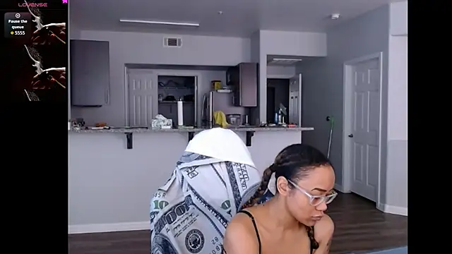 Snapshot of RylHoneyy chatting on June 15, 7:24 pm RylHoneyy online show from June 15, 7:24 pm
