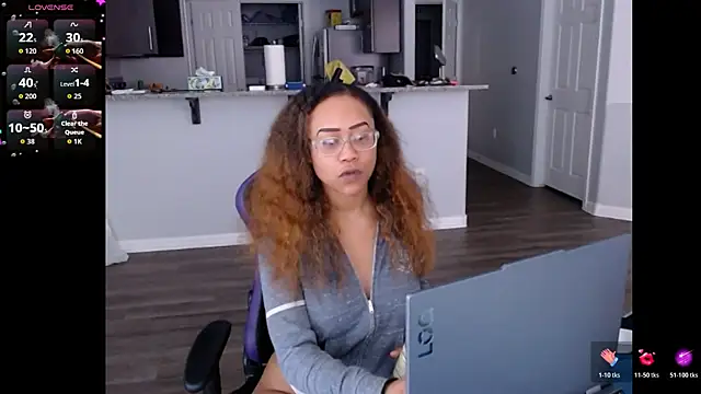 Snapshot of RylHoneyy chatting on July 1, 8:09 pm RylHoneyy online show from July 1, 8:09 pm
