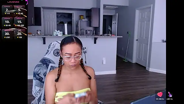 Snapshot of RylHoneyy chatting on June 10, 8:21 pm RylHoneyy online show from June 10, 8:21 pm