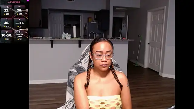 Snapshot of RylHoneyy chatting on June 11, 2:33 am RylHoneyy online show from June 11, 2:33 am
