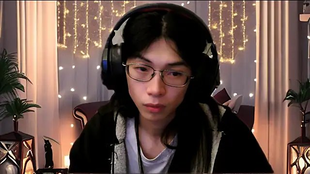 Snapshot of CrytinaSissyCrossdress chatting on April 21, 12:45 pm CrytinaSissyCrossdress online show from April 21, 12:45 pm