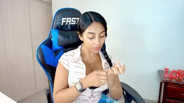 Snapshot of sophiax-x chatting on December 2, 5:36 pm sophiax-x online show from December 2, 5:36 pm