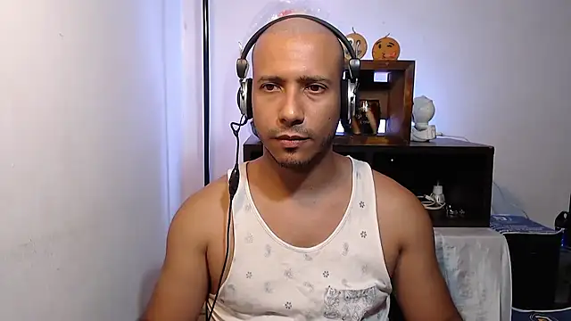 Snapshot of thommerxxx chatting on June 14, 12:18 am thommerxxx online show from June 14, 12:18 am