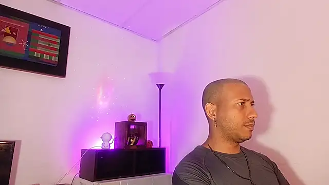Snapshot of thommerxxx chatting on June 6, 5:29 pm thommerxxx online show from June 6, 5:29 pm