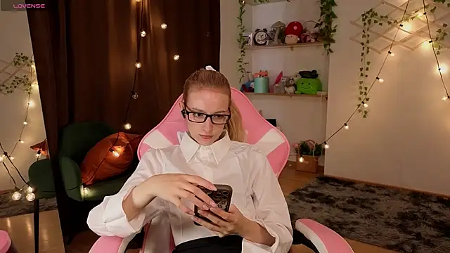 berrry girl online show from June 17, 6:35 am