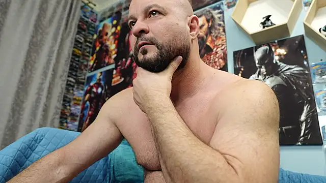 Snapshot of Muscle_Bear chatting on October 31, 5:48 am Muscle Bear online show from October 31, 5:48 am