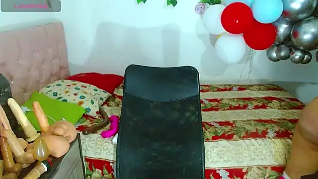 Snapshot of Alexaqueen1 chatting on November 24, 11:27 pm Alexaqueen1 online show from November 24, 11:27 pm