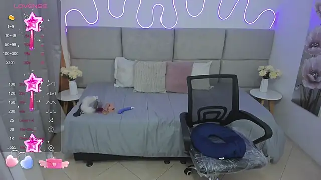 nashiira  online show from December 9, 7:07 pm