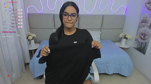 nashiira  online show from February 3, 7:10 pm