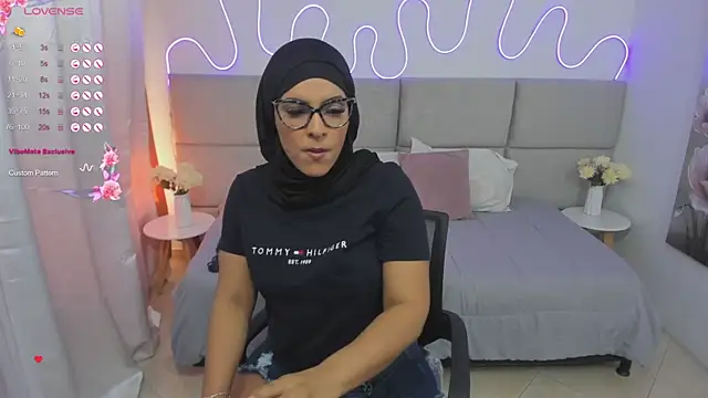 nashiira  online show from December 3, 7:39 pm