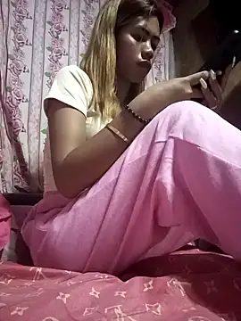 Snapshot of Cutie_body11 chatting on February 8, 11:01 am Cutie body11 online show from February 8, 11:01 am