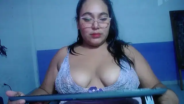 Snapshot of sirena_15 chatting on July 4, 5:03 am sirena 15 online show from July 4, 5:03 am