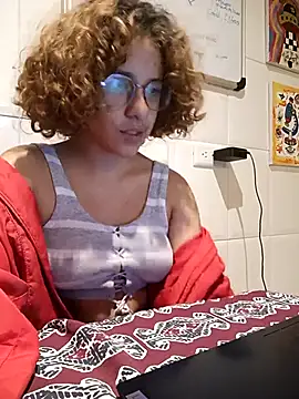 Snapshot of EmmaMelissa0521 chatting on February 27, 12:36 am EmmaMelissa0521 online show from February 27, 12:36 am