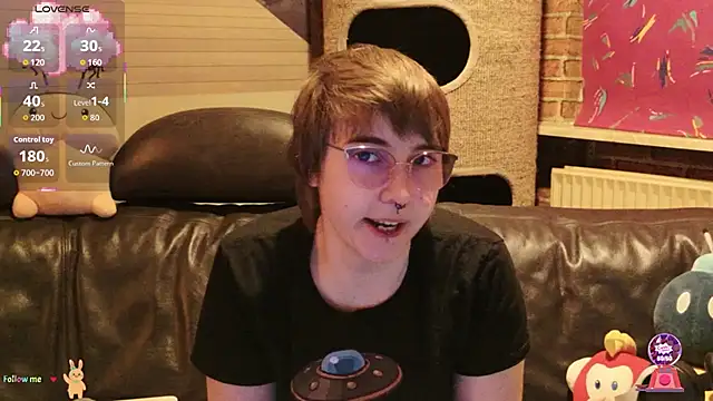 Snapshot of GamerGirl_Eve chatting on October 28, 7:24 pm GamerGirl Eve online show from October 28, 7:24 pm