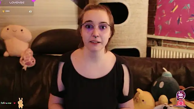 Snapshot of GamerGirl_Eve chatting on November 15, 7:29 pm GamerGirl Eve online show from November 15, 7:29 pm