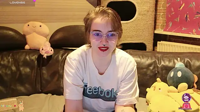 Snapshot of GamerGirl_Eve chatting on November 13, 7:18 pm GamerGirl Eve online show from November 13, 7:18 pm