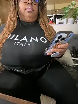 Snapshot of EbonyGoddessKira chatting on February 20, 8:36 pm EbonyGoddessKira online show from February 20, 8:36 pm