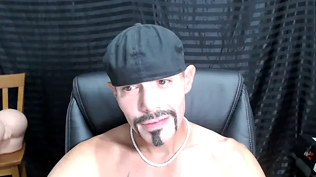 Snapshot of ThickD2C chatting on March 9, 6:32 pm ThickD2C online show from March 9, 6:32 pm