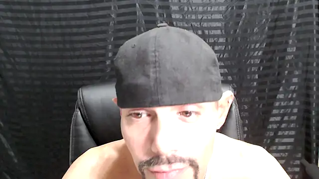Snapshot of ThickD2C chatting on December 16, 1:42 am ThickD2C online show from December 16, 1:42 am
