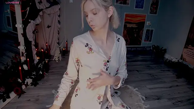 Snapshot of Careful_i_bite chatting on October 29, 6:01 am Careful i bite online show from October 29, 6:01 am