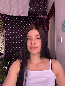 Snapshot of Estefani_32 chatting on June 16, 4:51 pm Estefani 32 online show from June 16, 4:51 pm